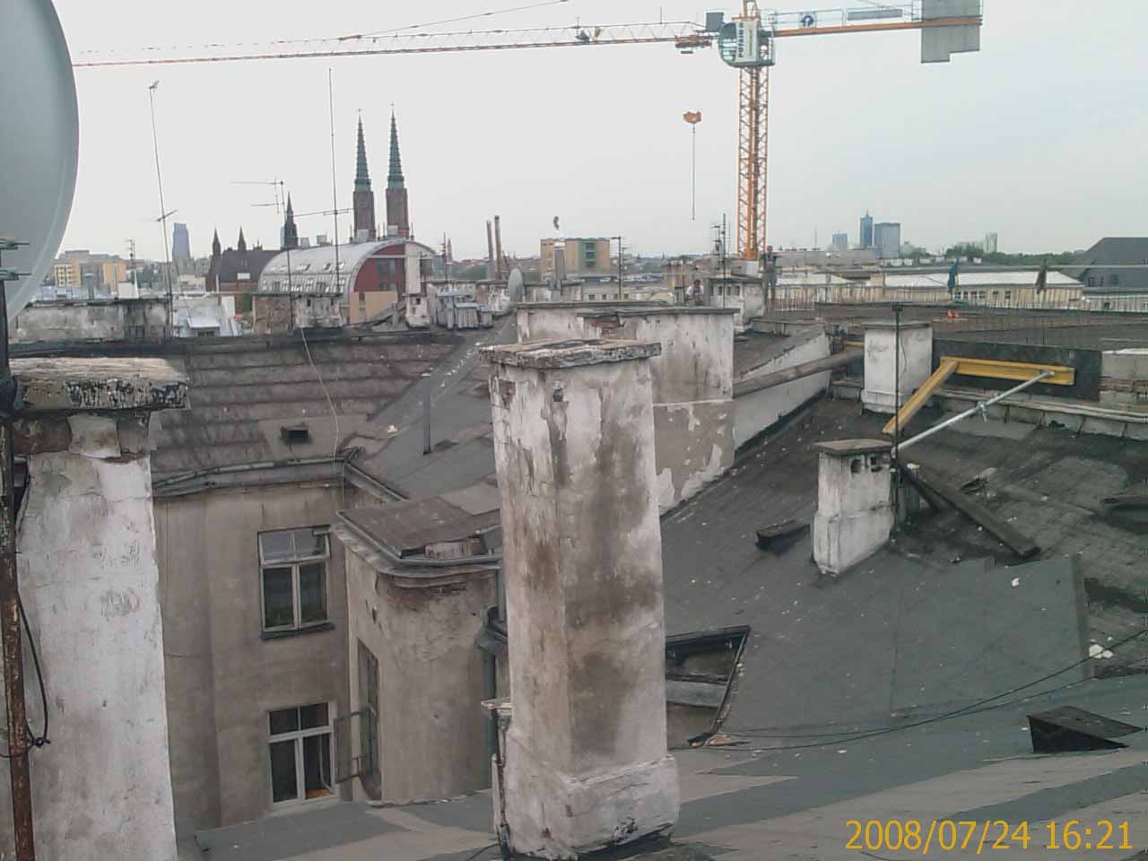 PRAGA USTAWIENIE ANTENY NA ŁAZY OBRÓT ANTENY  POMIAR SYGNAŁU  TYPOWY PRASKI DACH TYPOWEGO BUDYNKU Z TYPOWYM PODWÓRKIEM TYPU STUDNIA PO CZYMŚ TAKIM TEŻ TRZEBA CHODZIĆ